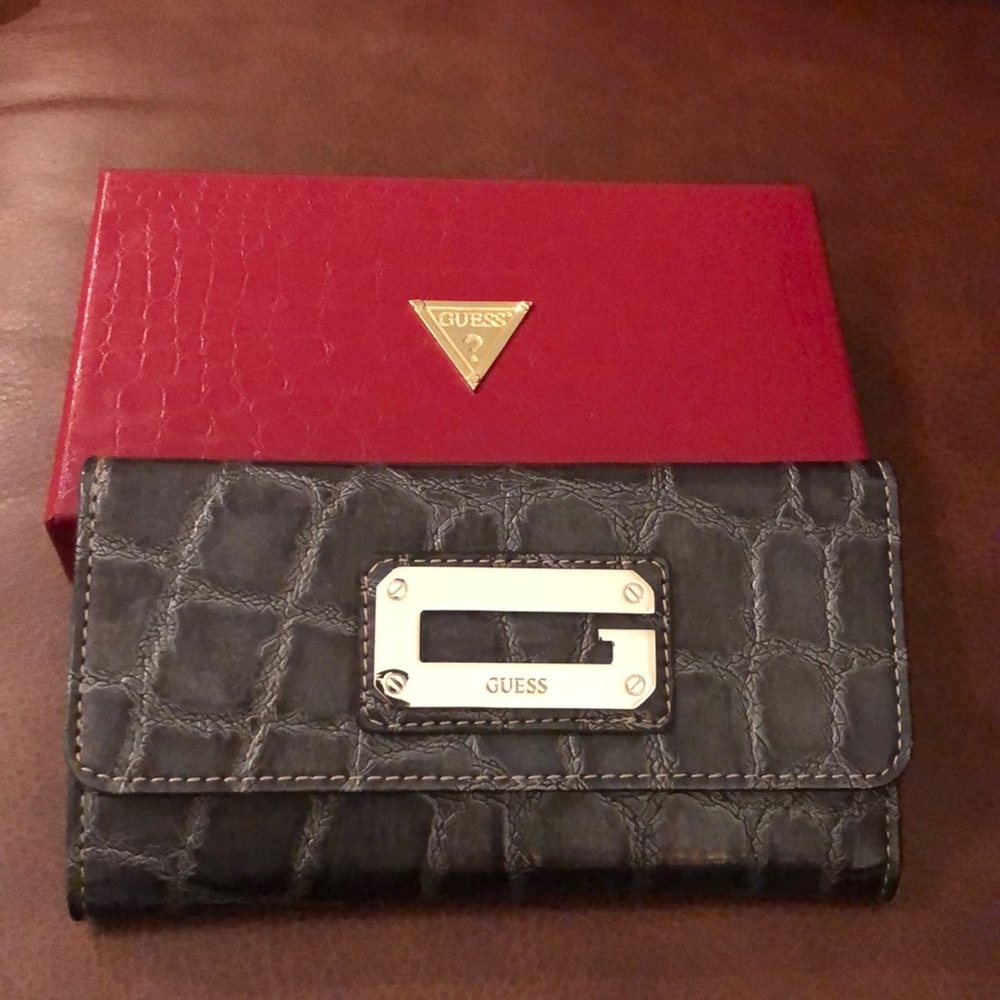 NWT GUESS ladies wallet